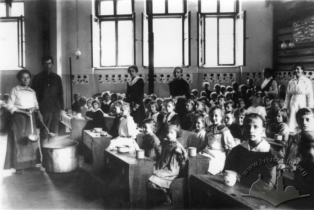 Обід у дитячому закладі, 1917-1918 рр.