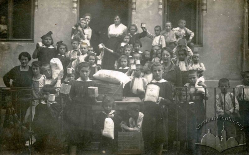 Отримання львівськими дітьми американської гуманітарної допомоги, 1918 р.