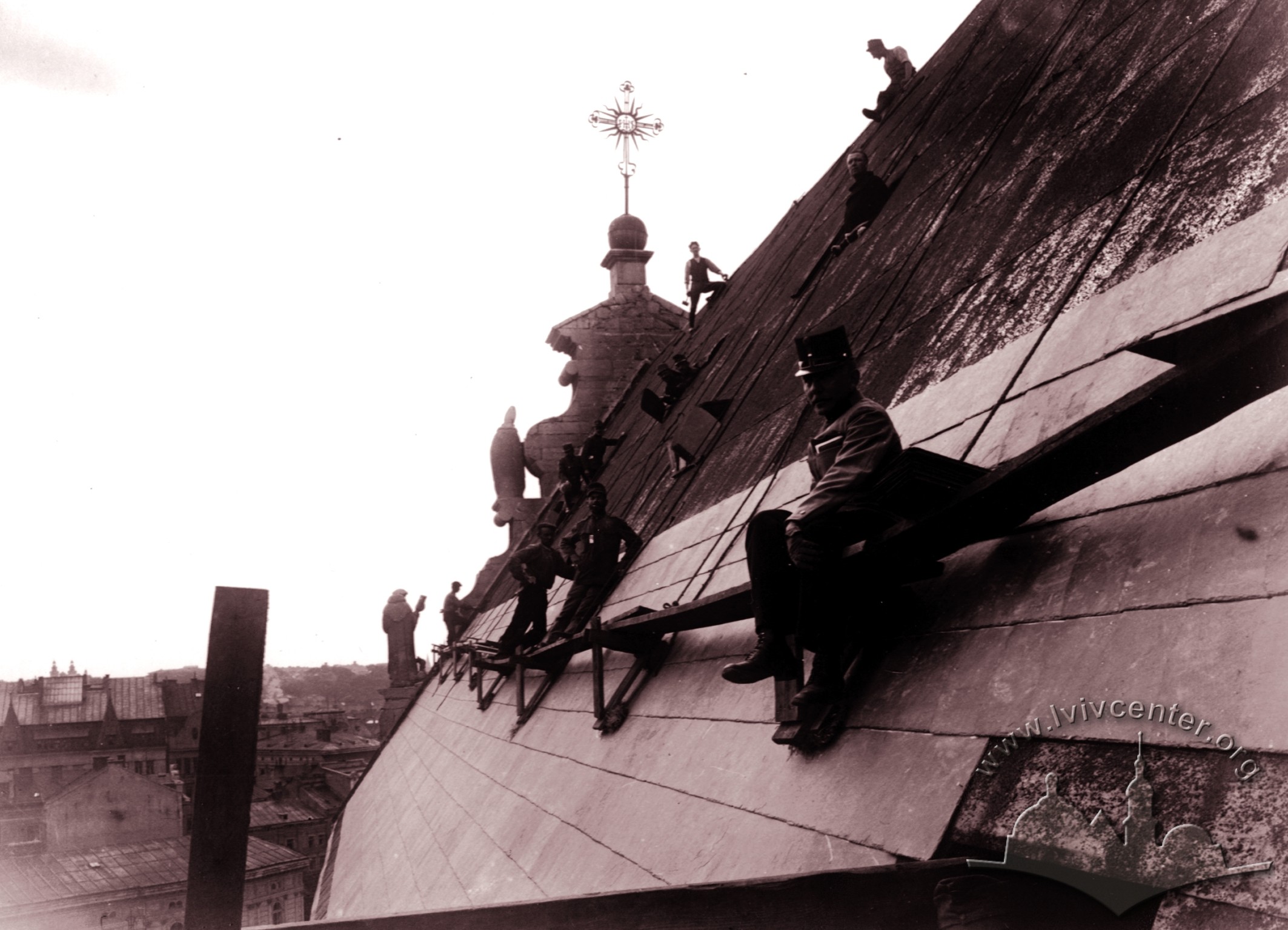 Зняття мідного даху з Бернардинського костелу, 1915 р.