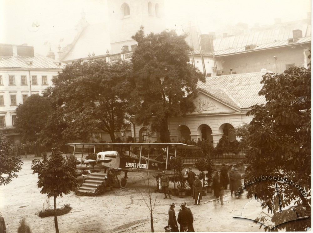 Авcтрійський літак на площі св. Духа (сучасна пл. Івана Підкови), 1916-1917 рр.