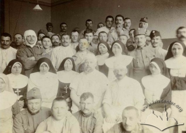 Група вояків та сестри Маріїної Родини у шпиталі Червоного Хреста,1915 р.