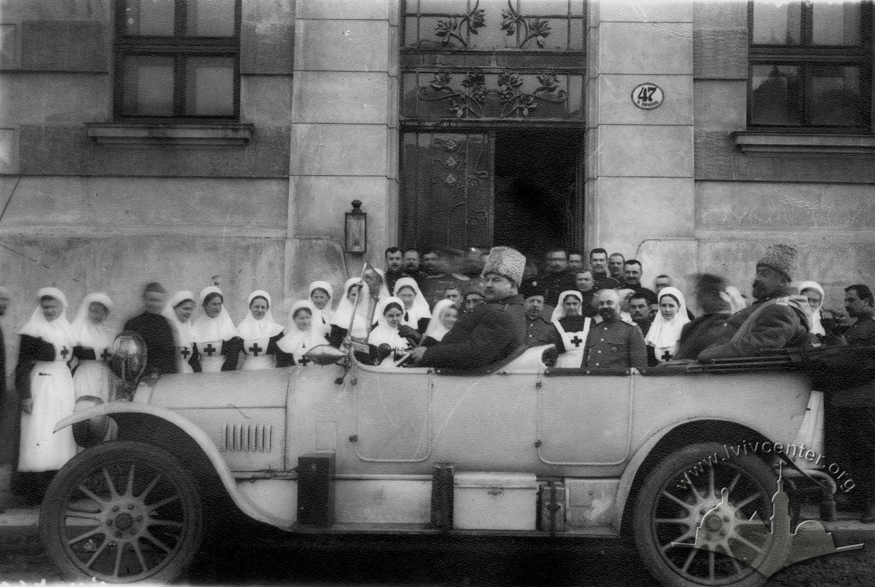 Медичні працівники та головнокомандувач російськими військами на вул. Снопківській, 1914-1915 рр.