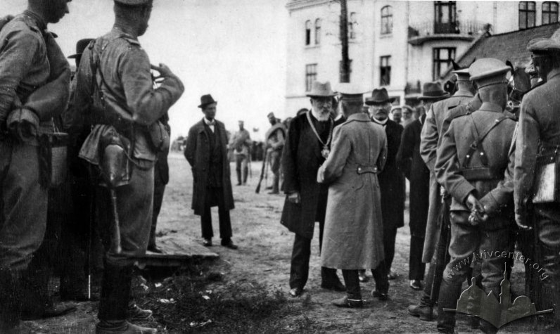 Віце-президент Львова Тадеуш Рутовський передає місто російському генералу Василю Роде, 1914
