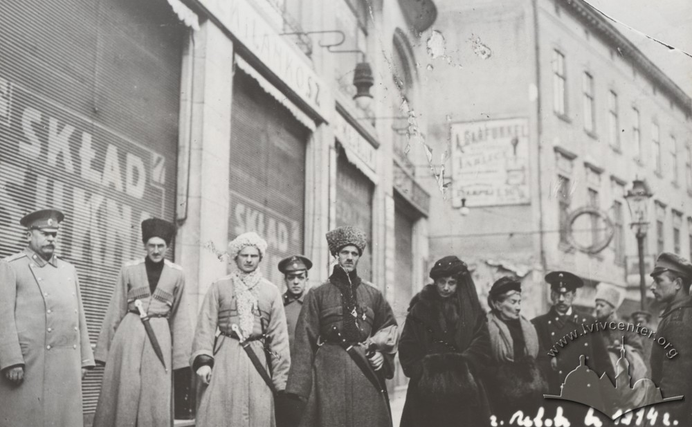 Російські офіцери на вул. Ягелонській (сучасна Гнатюка), 1914